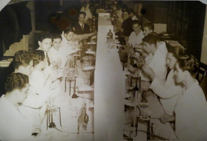 Estudiantes en el laboratorio de Ingeniería Química en la Hacienda La palestina, antigua sede de la UPB