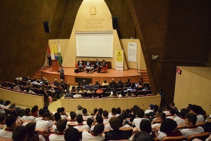 Personas en el aula magna