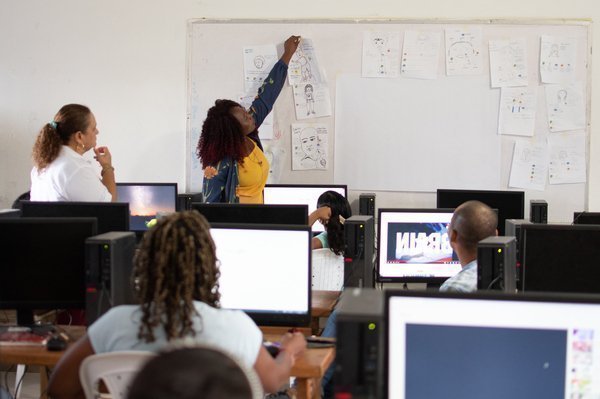 Docente enseñando en sala de computadores