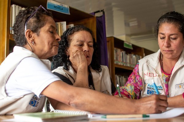 Mujeres realizando talleres