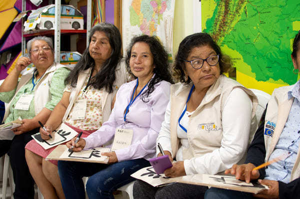 Mujeres en reunión de socialización