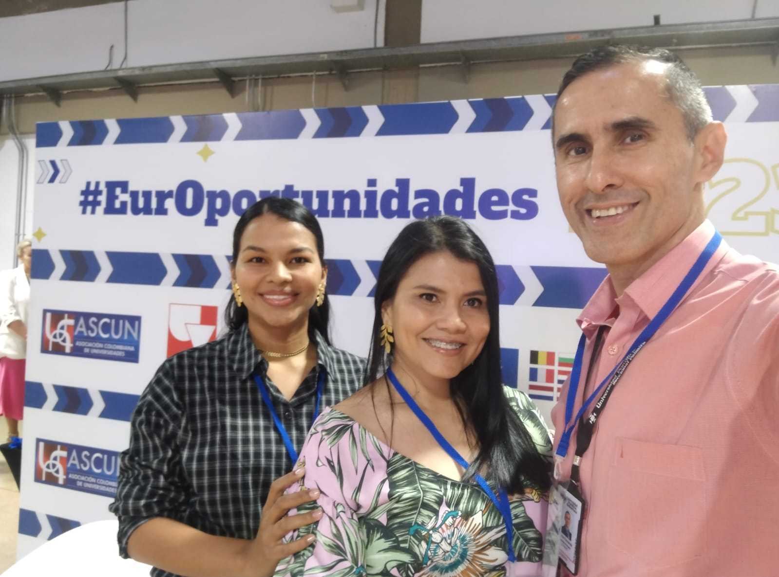 Carlos Valencia, coordinador de ORI, con representantes de instituciones en EurOportunidades