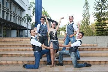 Grupo de danzas en la UPB Medellín