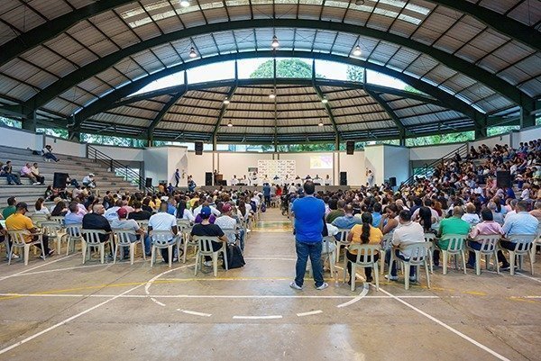 asistentes en el foro que se realizó en el coliseo del Seminario Cristo Sacerdote