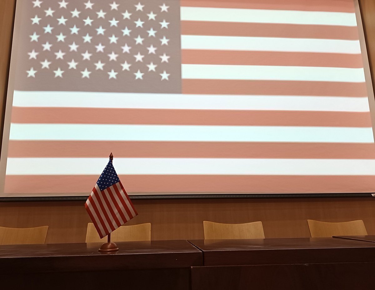 Bandera de Estados Unidos sobre una mesa