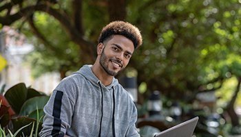 estudiante sonriendo en el campus