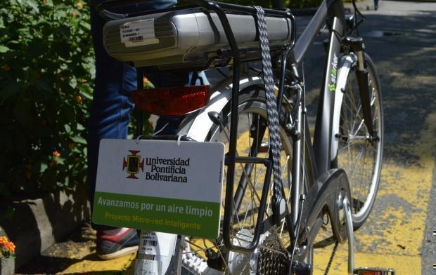 Bicicleta eléctrica con letrero de UPB