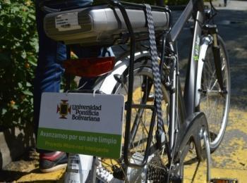 Bicicleta eléctrica con letrero de UPB