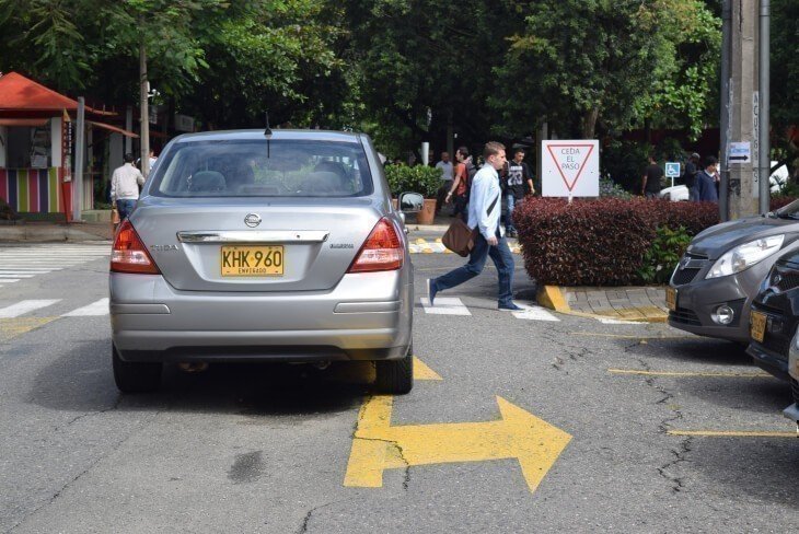 Carro transitando en el campus Laureles