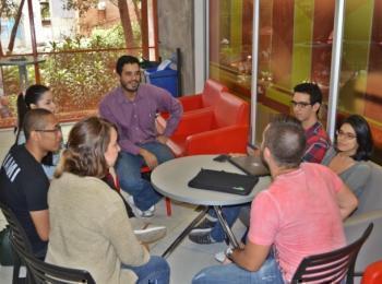 Estudiantes en Club de conversación portada