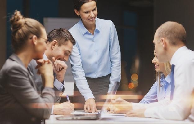 ejecutivos jóvenes reunidos en una mesa discutiendo algo