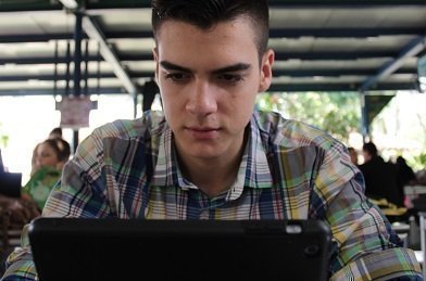 Estudiante frente a la pantalla de un computador