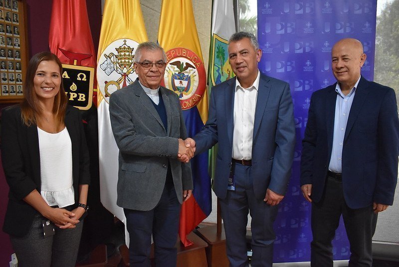 Firma convenio UPB y VAXTHERA