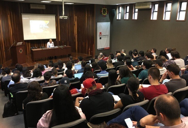 Lleno de auditorio durante charla con Daniel Pécaut en la UPB