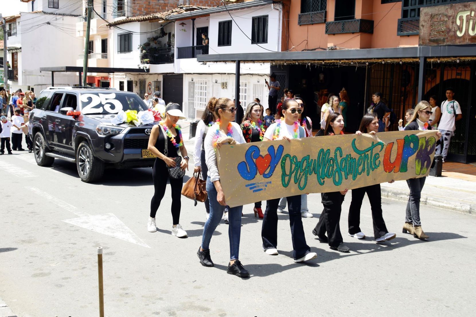 Desfile por las calles de Marinilla en sus 25 años de aniversario
