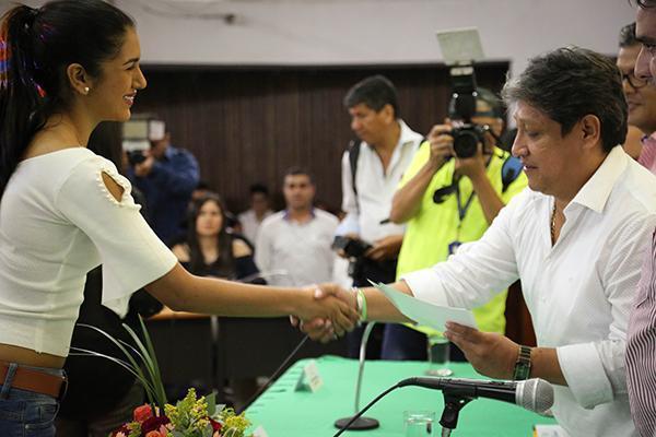 Entrega de la beca a una de las estudiantes beneficiadas de UPB Palmira