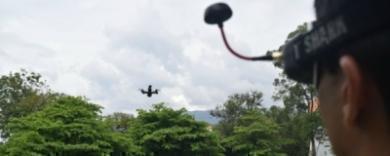 Alex usando las gafas con las que puede observar la trayectoria del dron