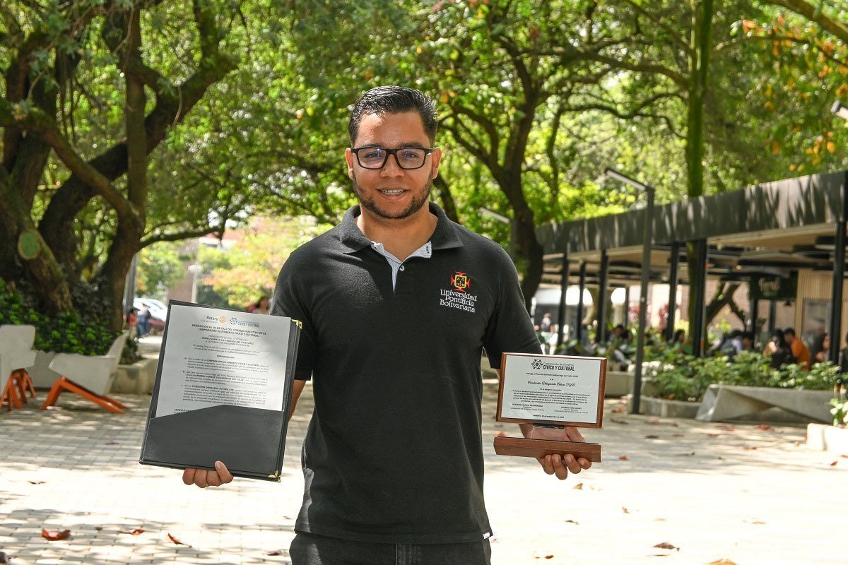 Edson Álvarez, estudiante de la Facultad de Trabajo Social de la UPB y fundador de Dibujando Futuro