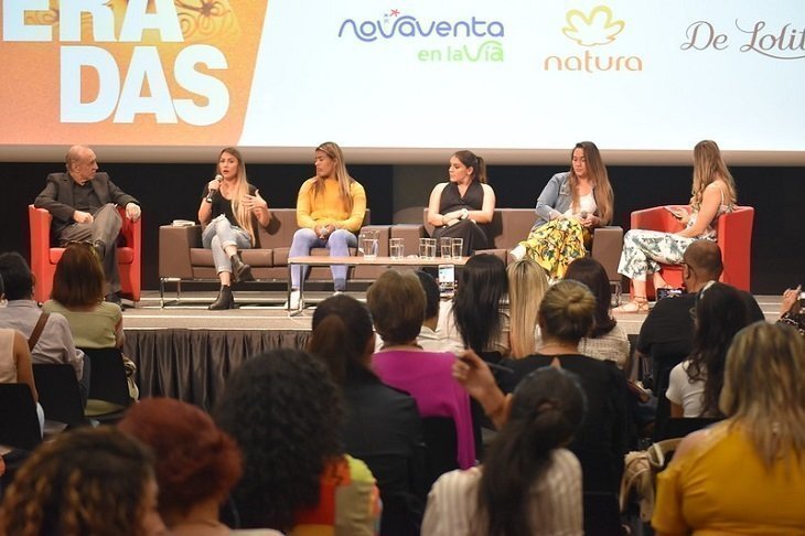 Deportistas exponiendo su punto de vista durante el conversatorio.