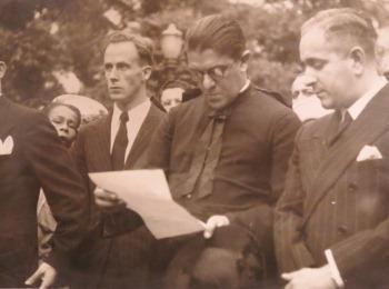 Neil Gilchrist, decano de Química Industrial, y Mons. Félix Henao Botero, rector de la Universidad.