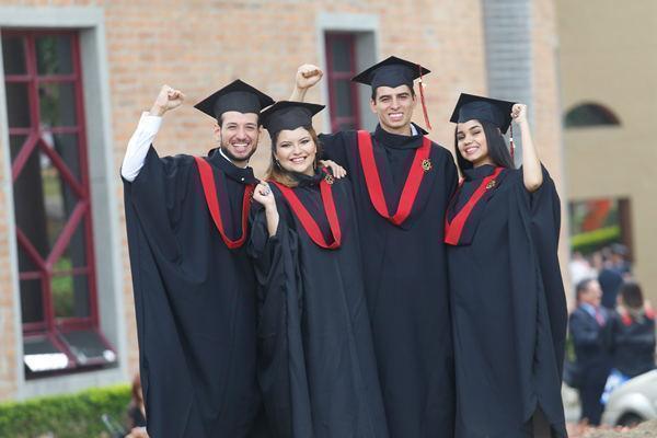 estudiantes el día de la graduación