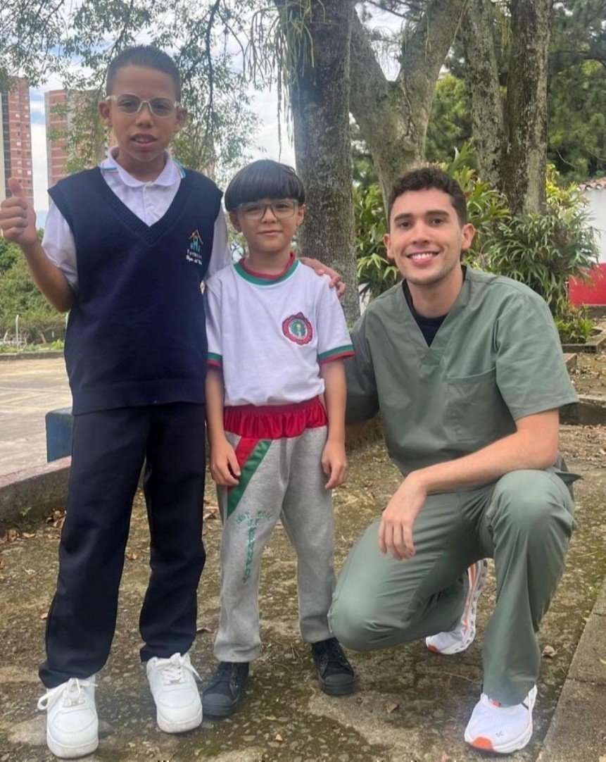 Donación residentes de oftalmología en Fundación Hogar del Niño 