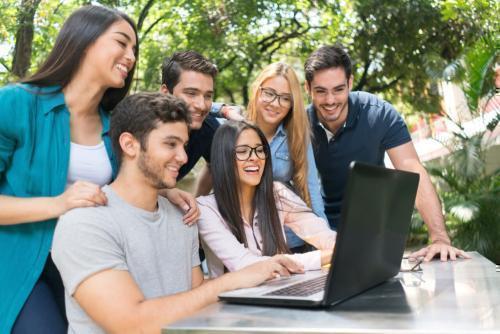 Estudiantes de la UPB en el campus