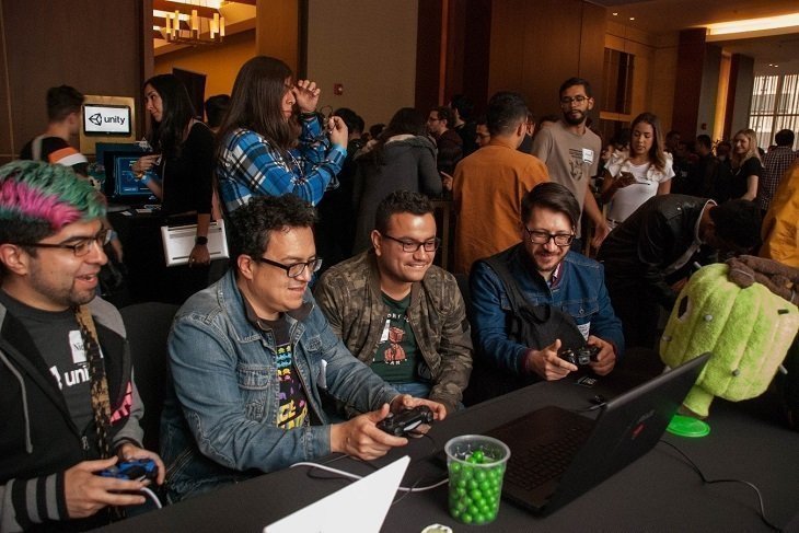 Asistentes al evento probando el nuevo videojuego