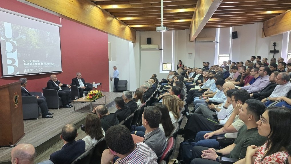 Reunión con estudiantes y docentes de la UPB.