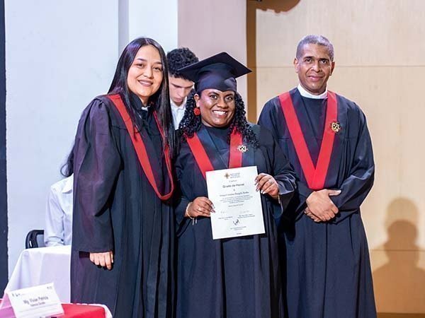 Grace Rengifo, beneficiaria Fondo Destacados en compañía de la Directora de la Facultad de Psicología, Mg. Jessica Marín y el Rector, Pbro. Raúl Jordán Balanta