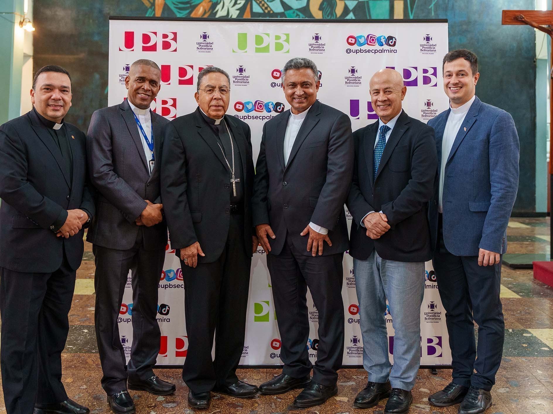 Acto protocolario, en la fotografía de izquierda a derecha: Pbro. Gustavo Méndez, rector Bucaramanga; Pbro. Raúl Jordán, rector Palmira; Monseñor Edgar de Jesús García, Obispo Diócesis de Palmira; Padre Diego Marulanda, rector general UPB; Dr. Luis Edo.  