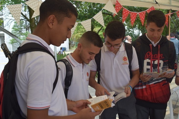 Estudiantes en la feria electoral