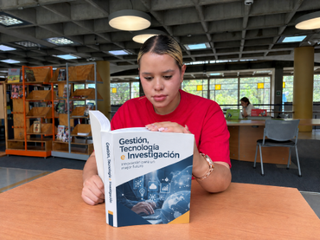Foto estudiante leyendo libro de gestión, tecnología e innovación