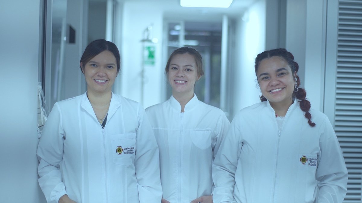 De derecha a izquierda: Investigadoras Verónica Estrada Vélez, Manuela Aza Valencia, estudiante en prácticas profesionales de biotecnología en el proyecto Mascarillas Antivirales, y Catalina Quintero Quiroz. 