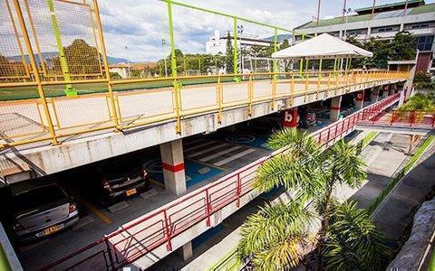 vista del edificio de parqueaderos con todos los pisos