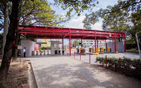 Portería de la avenida bolivariana con sendero peatonal y árboles