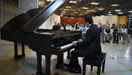 persona tocando el piano