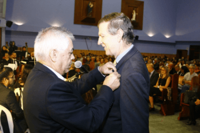 Rector de Eafit recibe reconocimiento como Egresado UPB