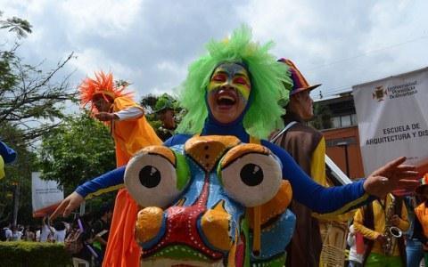 personaje de la comparsa disfrazado con un traje colorido se ríe