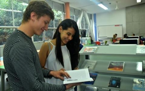 Estudiantes leen en el linklab