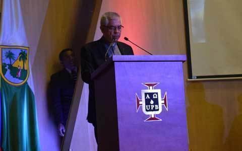 Rector de la UPB hablando durante el Reconocimiento a empleados y dependencias con aniversario especial 2016