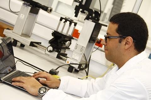 Investigador trabajando en uno de los nuevos laboratorios del bloque de Ingeniería