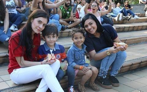 dos niños con sus mamás disfrutan del día de integración La Guaca