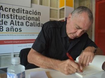 Lipovetsky durante la firma de autógrafos en la UPB.