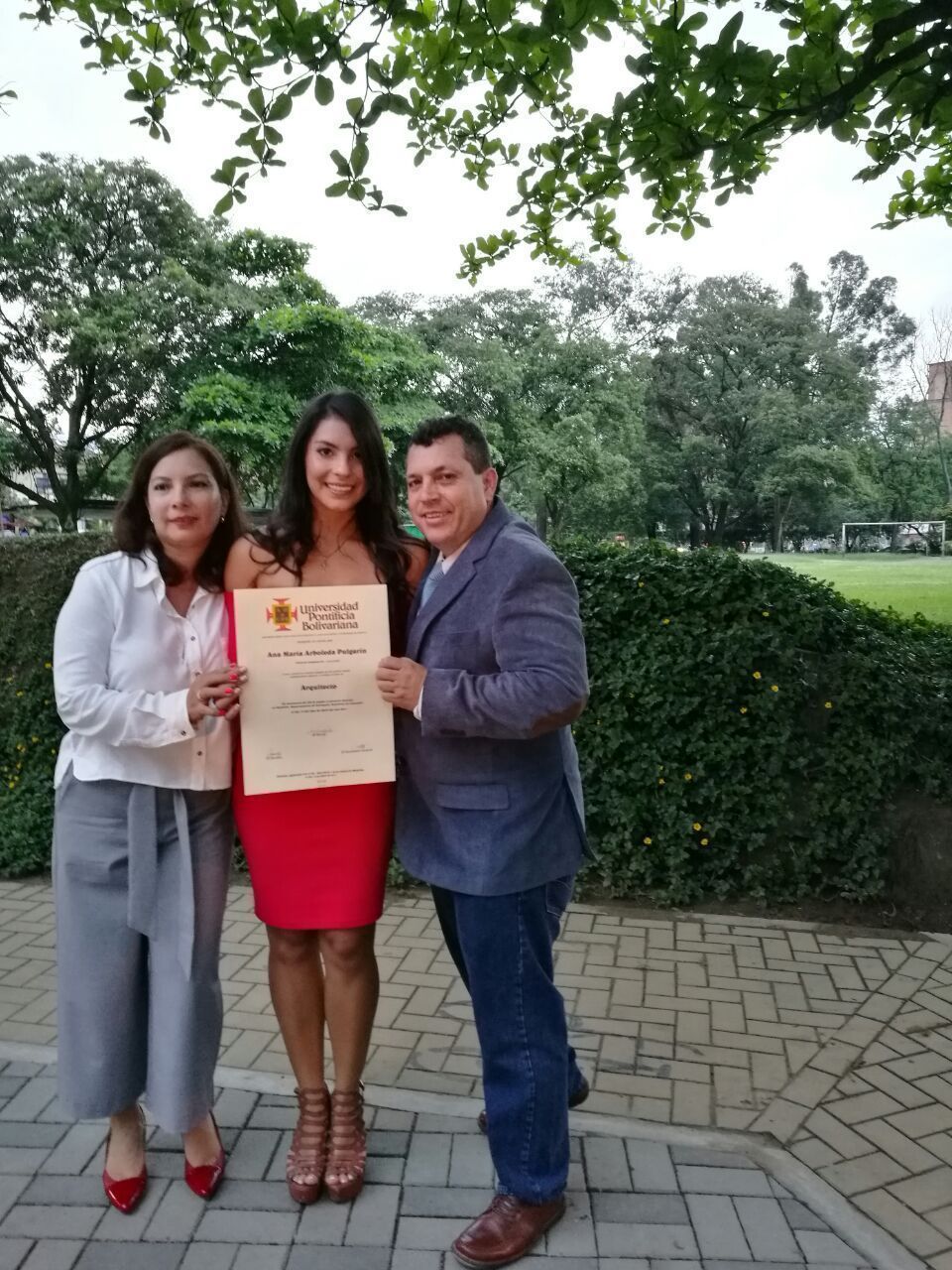 Ana graduada de la escuela de arquitectura y diseño 