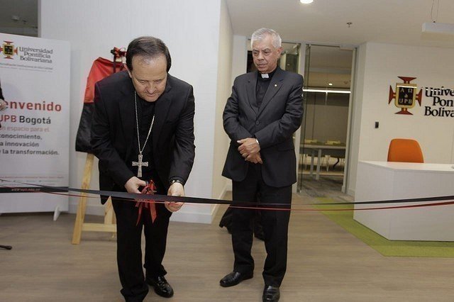 Nuestro Gran Canciller y Arzobispo de Medellín, Ricardo Tobón, corta la cinta en compañía de nuestro Rector General.