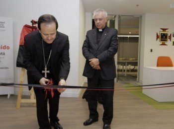 Nuestro Gran Canciller y Arzobispo de Medellín, Ricardo Tobón, corta la cinta en compañía de nuestro Rector General.