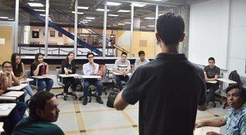 Estudiantes, jubilados y público en general aprenden idiomas en los Clubes de conversación