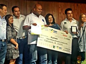 Hoover López recibiendo el reconocimiento