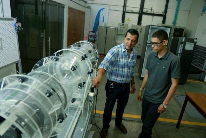 César Isaza con estudiante